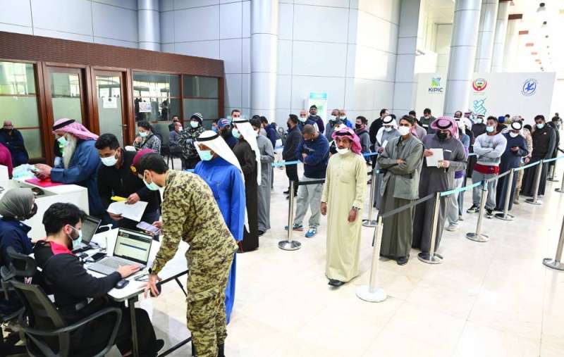 تواصل الجهود في مركز التطعيم بأرض المعارض	 (تصوير أسعد عبدالله)
