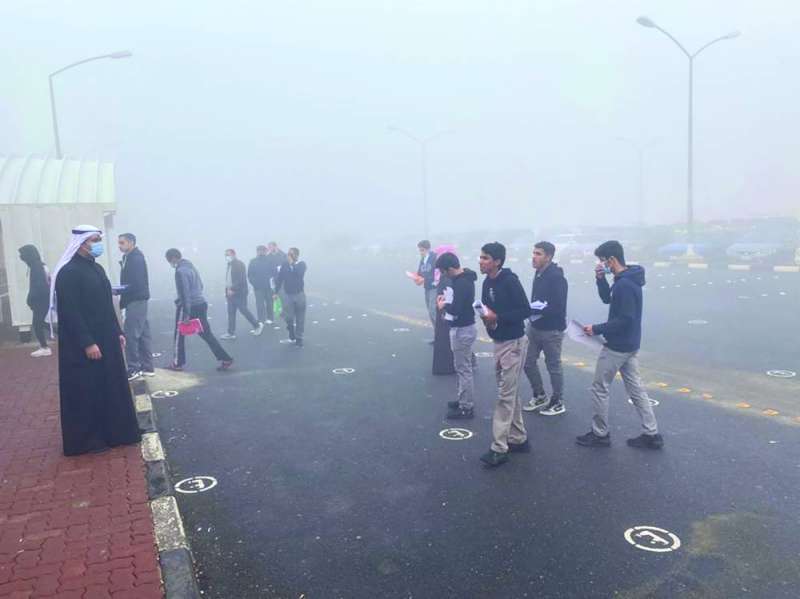 استقبال الطلاب وسط الضباب صباح أمس