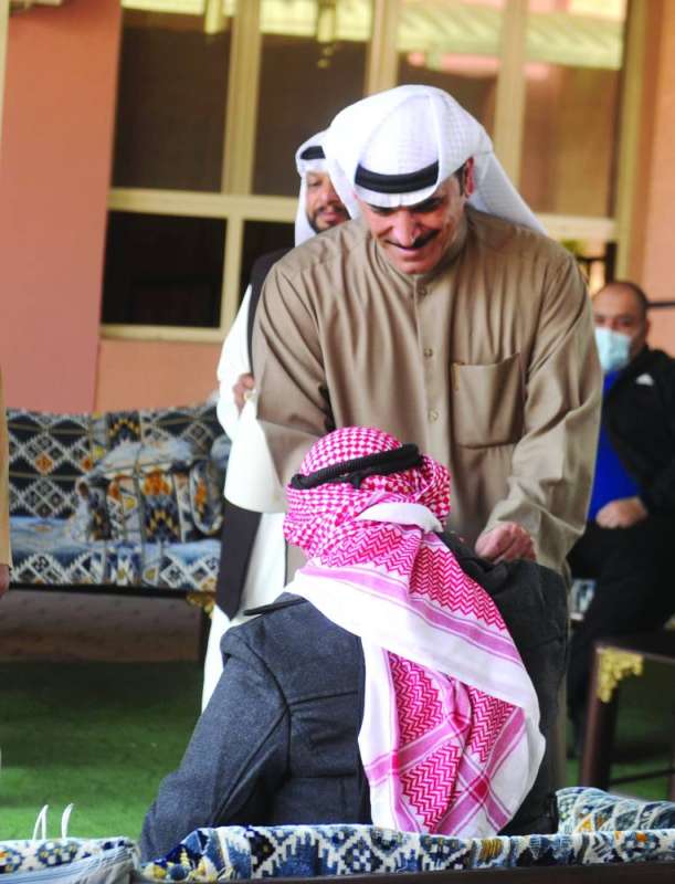 الدالوي مع نزيل في دار المسنين (تصوير سعود سالم)