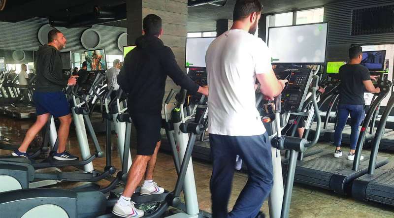 روّاد النوادي الصحية ملتزمون بتطبيق الاشتراطات (تصوير أسعد عبدالله)