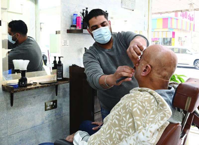 صالونات الحلاقة... التزام بالاشتراطات الصحية (تصوير أسعد عبدالله)