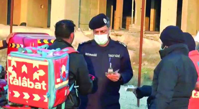 التدقيق على أوراق سائق دليفري 