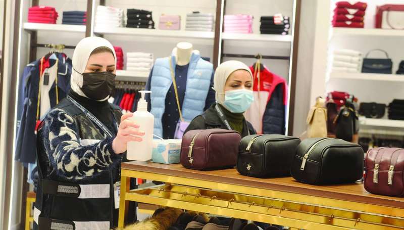 عضوا فريق تفتيش تتأكدان من توافر المُعقّمات في أحد محال برج العاصمة	 (تصوير سعود سالم) 