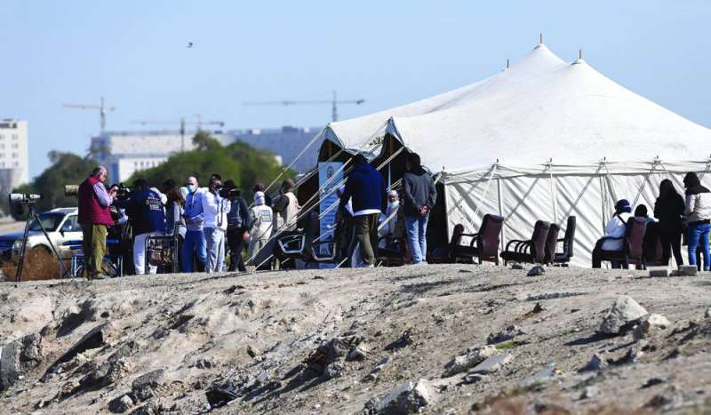 مشاركون في فعالية عد الطيور في شاطئ الصليبخات