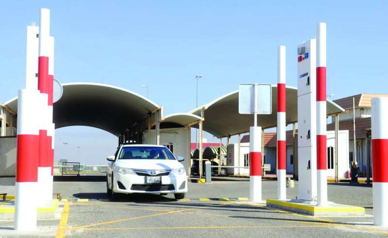 مركبة تعبر جهاز رصد المواد المشعة 	(تصوير سعود سالم) 