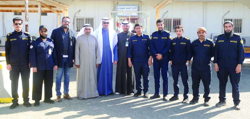 رجال منفذ العبدلي والزميل ناصر الفرحان في لقطة جماعية
