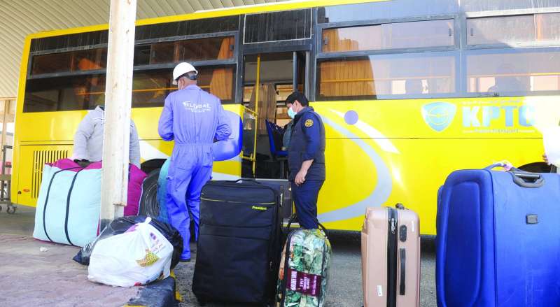 خلال تفتيش الحقائب
