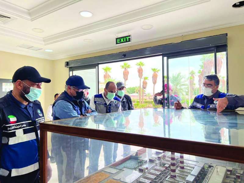 الفارس مستمعاً لشرح عن تصميم مصغر للمحطة