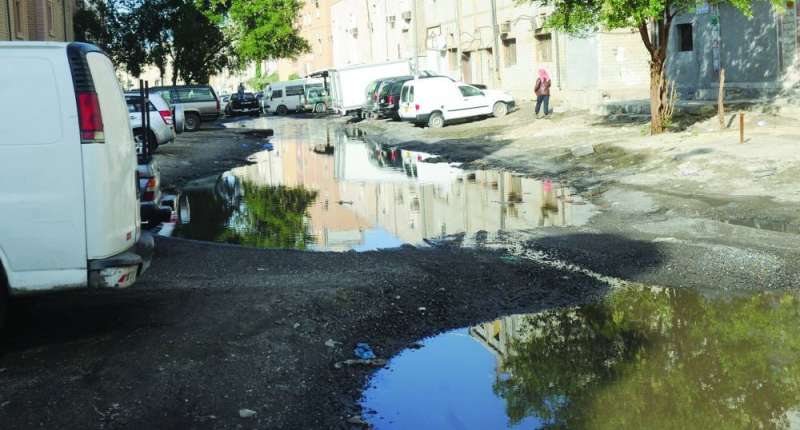 طفح المجاري حول الشوارع إلى أنهار