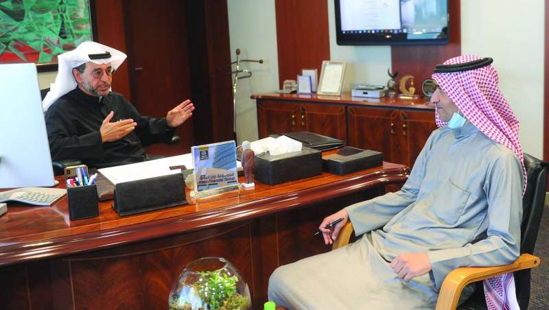 
جاسم زينل متحدثاً للزميل سعود الفضلي 	 (تصوير سعود سالم)