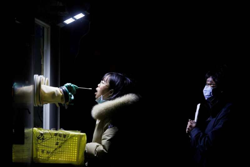 امرأة تجري فحص كورونا في أحد شوارع بكين 