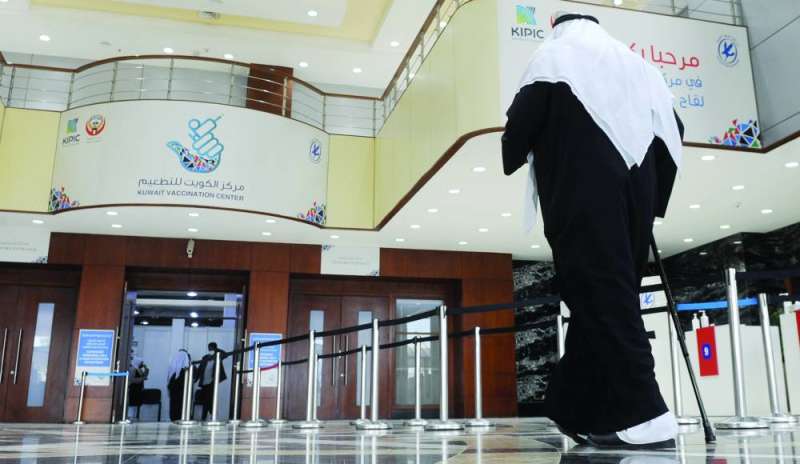 
جهود متواصلة في مركز التطعيم بأرض المعارض 	(تصوير سعود سالم)
