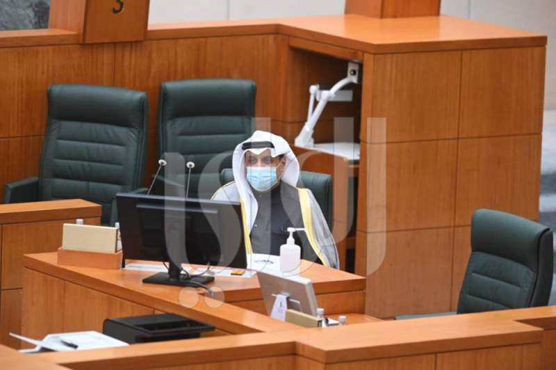 وزير الدفاع على المنصة