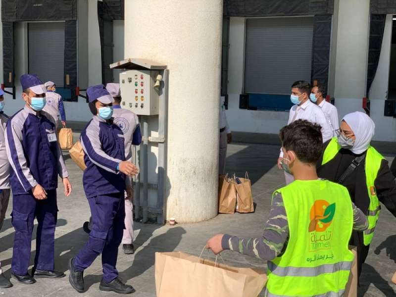 فرق المتطوعين توزع الحقائب الشتوية على العمال