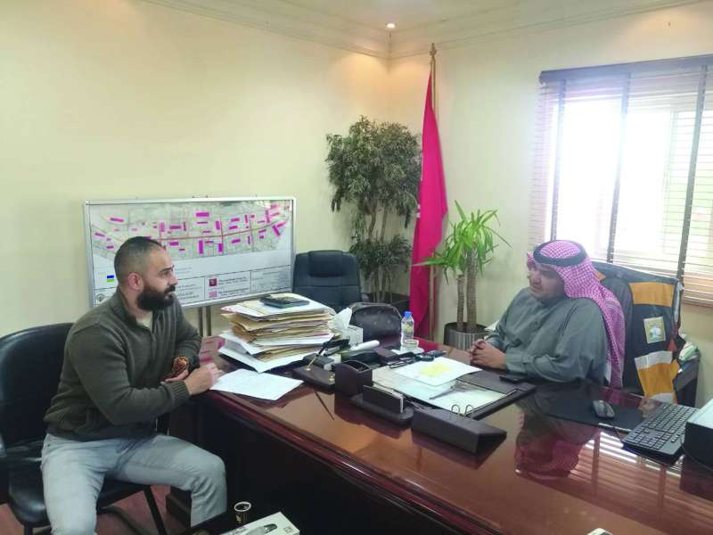 
بورقبة متحدثاً للزميل محمد أنور
