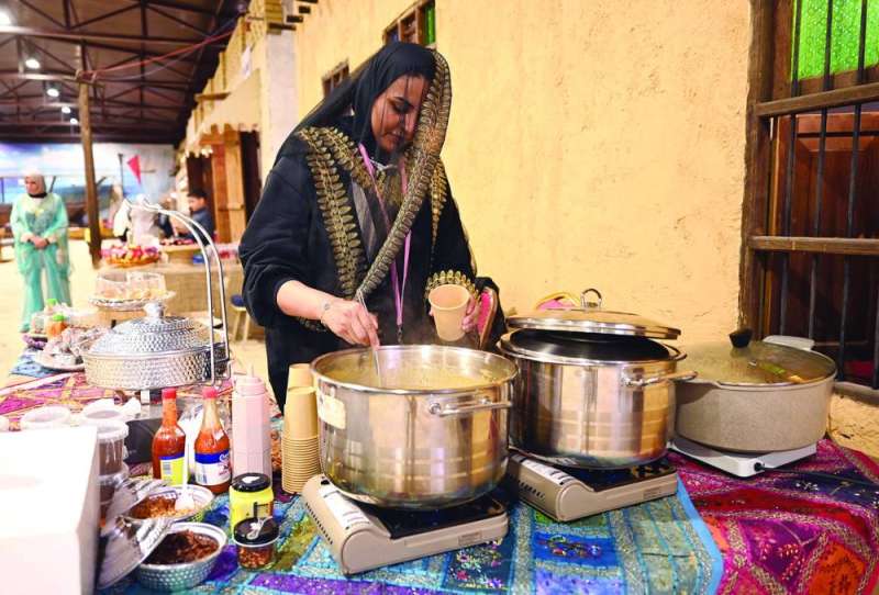 
ربة البيت خلال إعداد الهريس والجريش