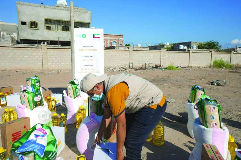 جانب من توزيع المساعدات
