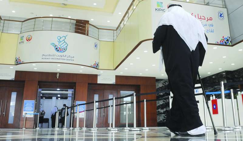 
وصل عدد متلقي الجرعة الثالثة من لقاح «كورونا» إلى 638 ألفاً حتى أمس	 (تصوير سعود سالم)
