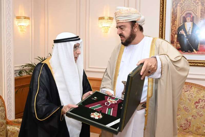 سلطان عُمان يمنح الحمد وسام التكريم