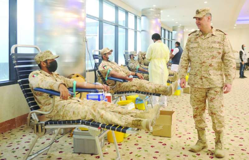 
العوضي متفقداً حملة التبرع	 (تصوير سعود سالم)
