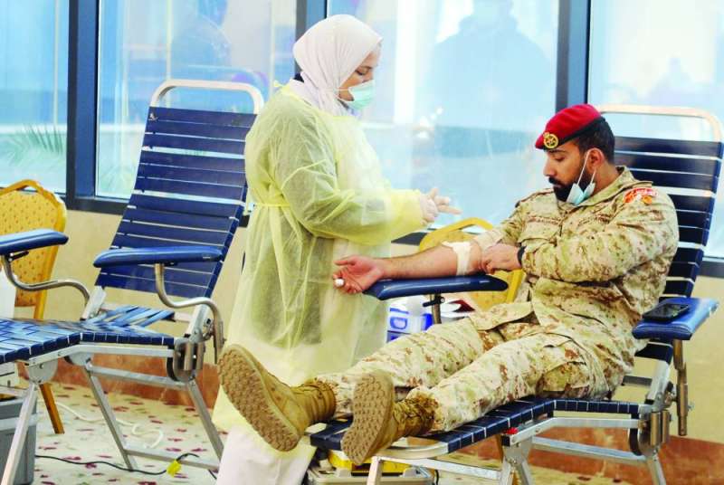 
أحد العسكريين خلال مشاركته بالتبرع
