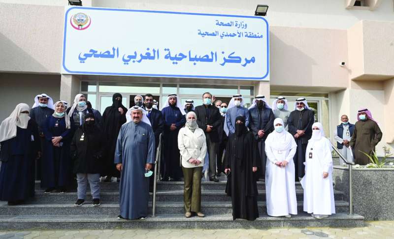 
السعيد متوسطاً الطاقم الصحي للمستوصف عقب افتتاحه	 (تصوير نايف العقلة)
