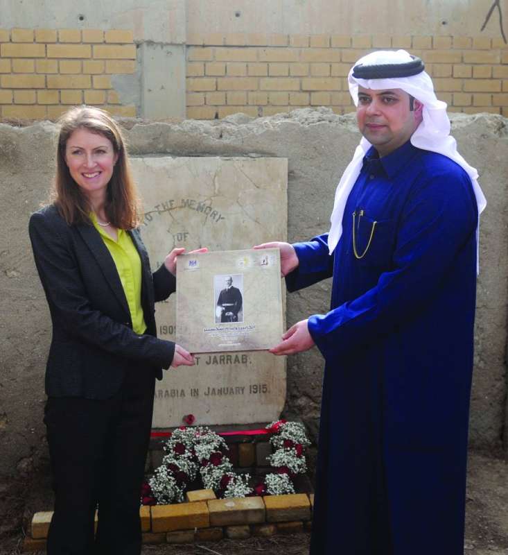 
السفيرة البريطانية تتسلم من دشتي كتابه باللغة العربية عن حياة شكسبير	 
