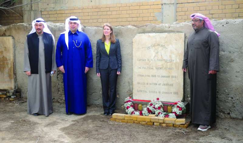 
السفيرة لويس ودشتي خلال زيارة قبر المعتمد البريطاني شكسبير (تصوير سعود سالم)