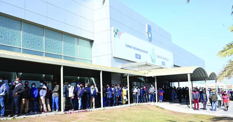 
إقبال كثيف على التطعيم في مركز أرض المعارض بمشرف	 (تصوير نايف العقلة)
