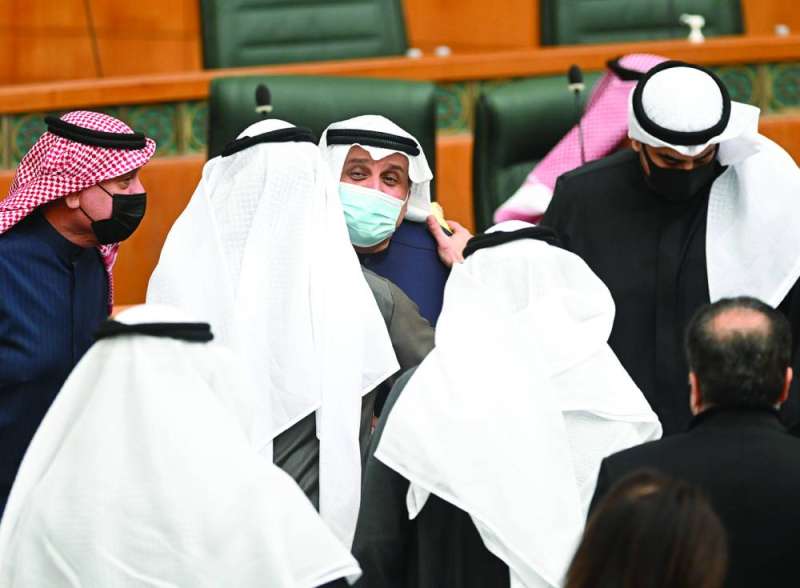 
وزير الدفاع يتلقى تهاني الوزراء والنواب