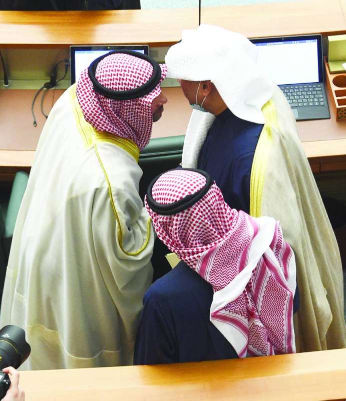 
الغانم يهنئ حمد جابر العلي على نيل الثقة	 (تصوير أسعد عبدالله)
