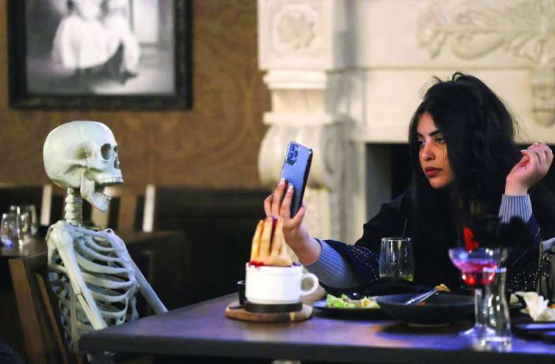 لقطة تذكارية مع هيكل عظمي