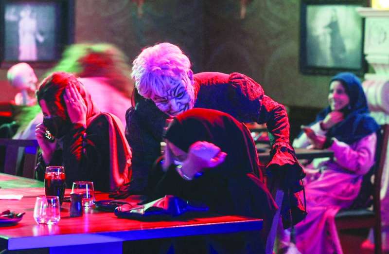 «زومبي» يداعب الزبائن 