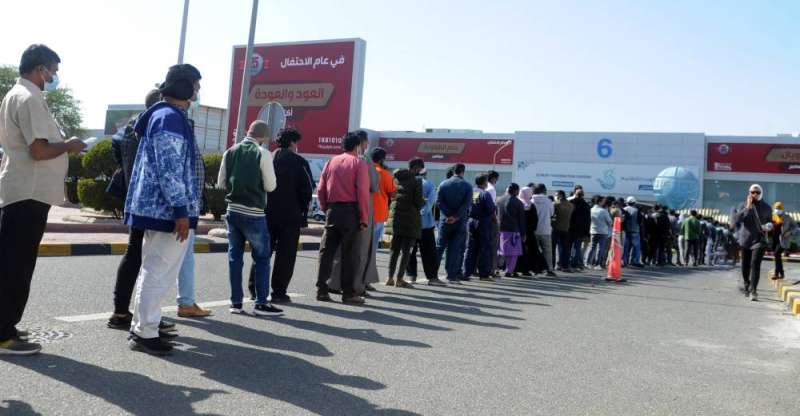 إقبال على تلقي اللقاح في مركز التطعيم (تصوير سعود سالم)