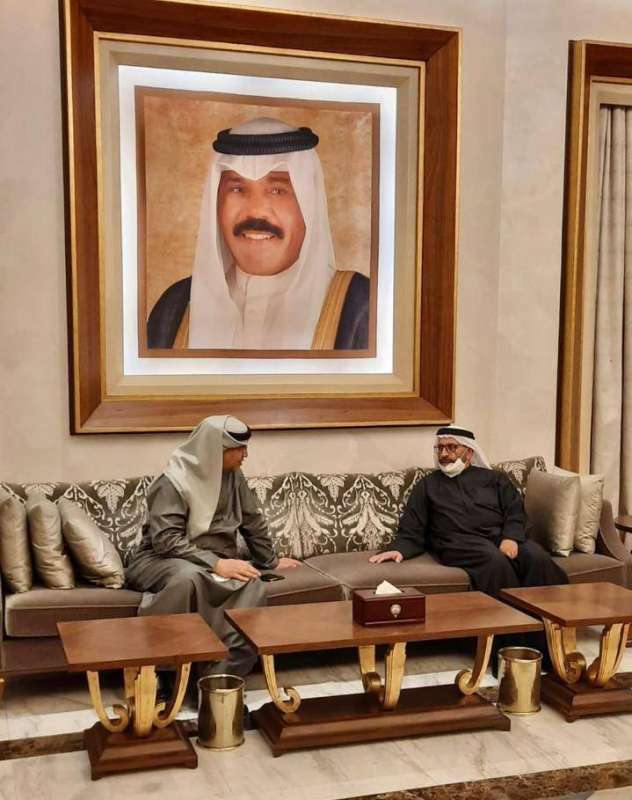  السفير الإماراتي في الكويت مع الوزير خليفة المرر