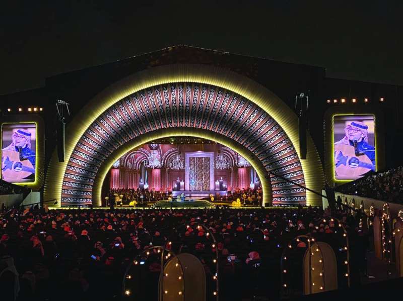 
الجمهور ملأ قاعة المسرح
