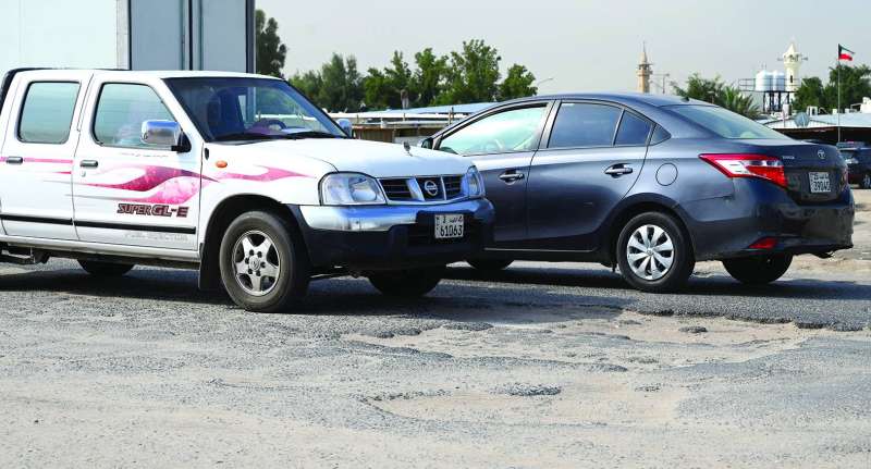 
منافسة السيارات على السير بالجزء الصالح من الطريق
