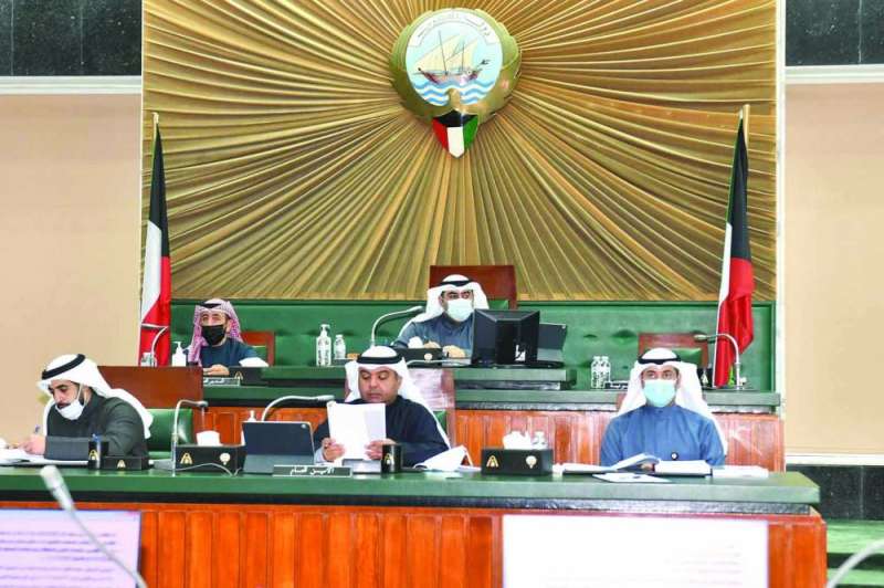 
العتيبي مترئساً الجلسة أمس