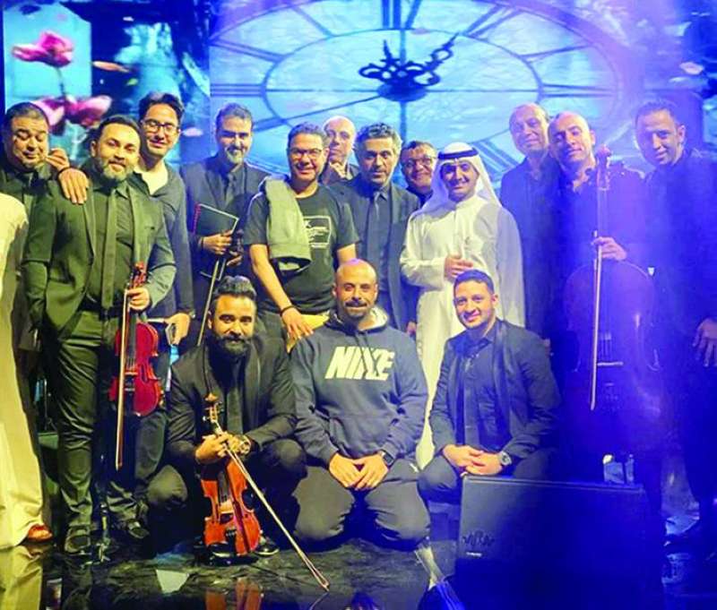 
فريق البرنامج مع الفرقة الموسيقية
