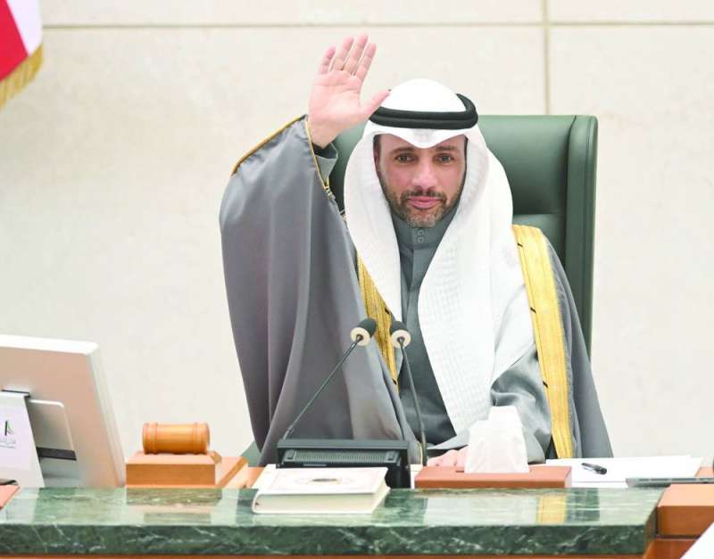 
الغانم يحيي الحضور في القاعة قبل رفع الجلسة الخاصة