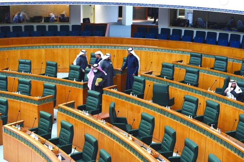 
القاعة شبه خالية من النواب مع غياب الحكومة 	(تصوير أسعد عبدالله)