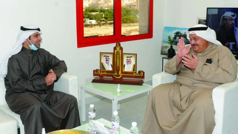 
وزير الإعلام مستمعاً إلى رئيس التحرير