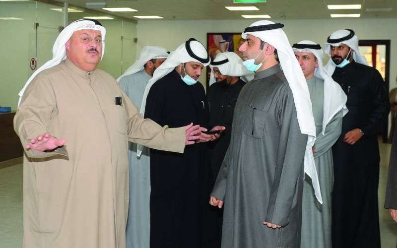 
جولة للوزير برفقة رئيس التحرير في مبنى «الراي» 	 (تصوير سعود سالم)