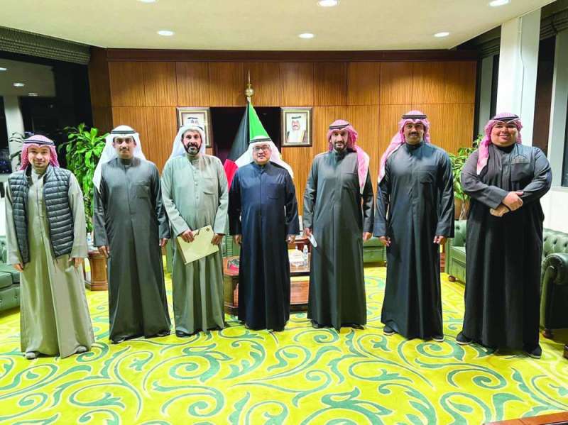 
الجلاوي متوسطاً وفد النقابة
