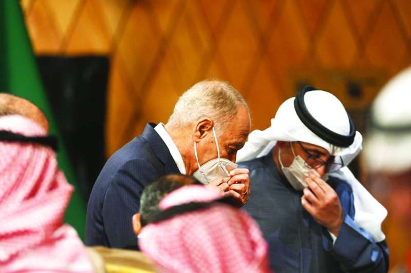 
حديث جانبي بين الناصر وأبوالغيط 	(تصوير أسعد عبدالله)
