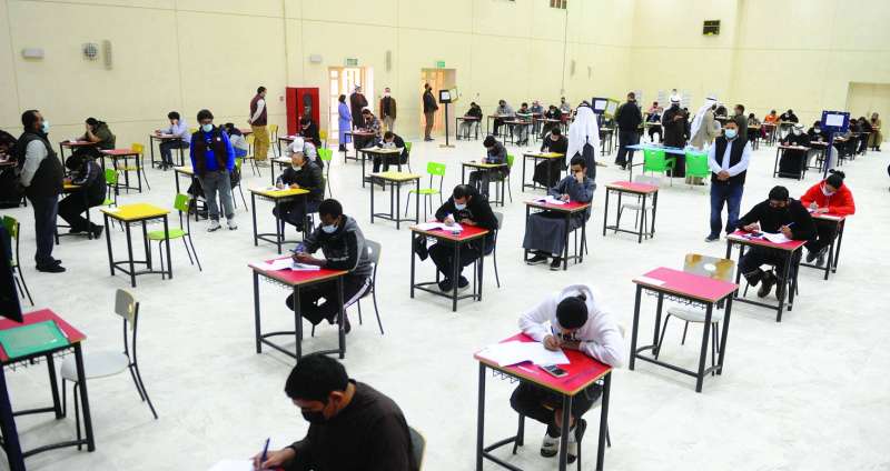 طلاب أثناء تأدية الامتحان 