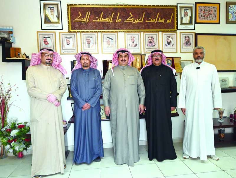 العنتري وموظفا المختارية والنبهان والزميل ناصر الفرحان 	( تصوير نايف العقلة)
