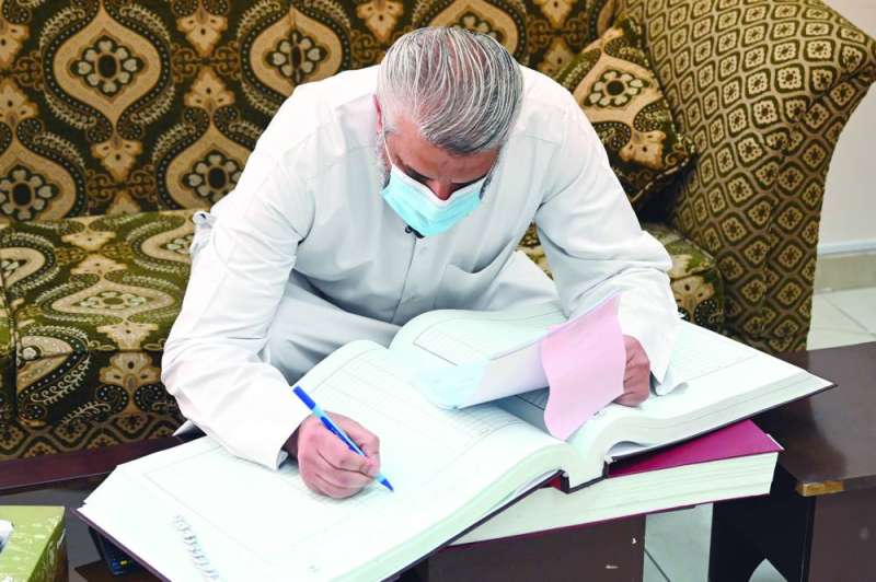 موظف في المختارية خلال تسجيل أحد الناخبين الجُدد
