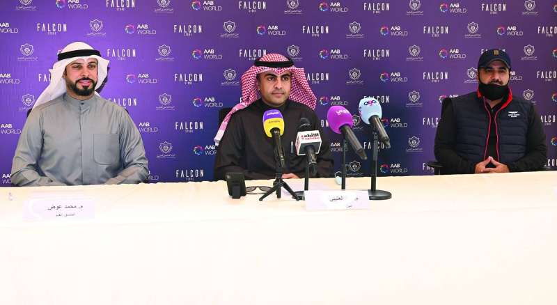 
العتيبي متوسطاً عوض والعميري 	(تصوير نايف العقلة)
