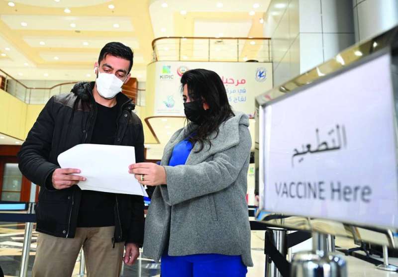 جهود متواصلة في مركز التطعيم بأرض المعارض (تصوير أسعد عبدالله)